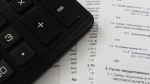 ストックフォトを利用する際の税金手続きについて知っておくべきことは？
